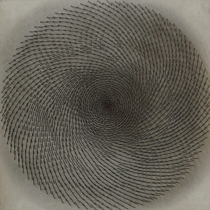 Spirale scura de Günther Uecker, un relieve de clavos dispuestos en espiral